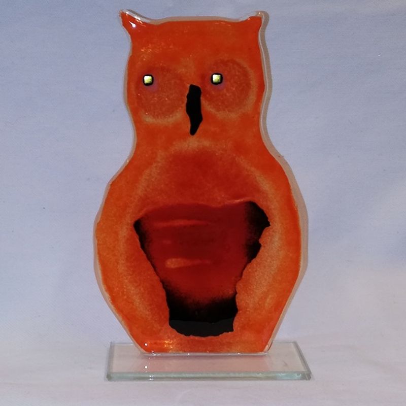 Håndlaget ugle i glass F, orange med designelement